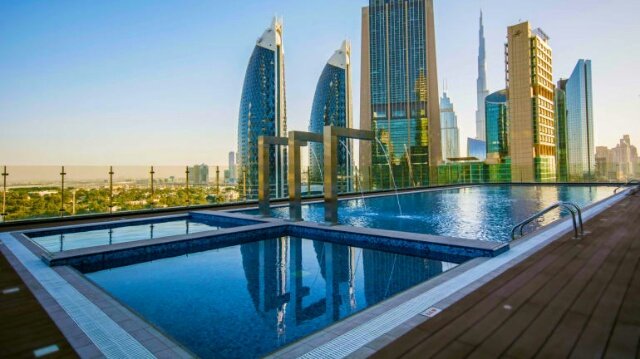 Hotel Gevora má v Dubaji nabízí ubytování v 528 pokojích na 75 patrech a do výšky měří 356 metrů, jen o jeden metr víc než dosavadní držitel rekordu, nedaleký hotel JW Marriott Marquis.