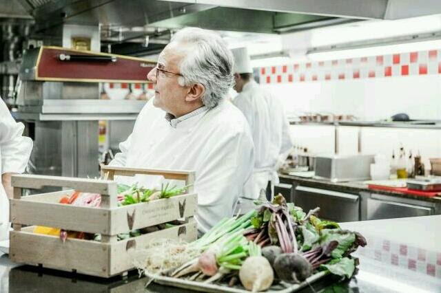 Michelinský šéfkuchař Alain Ducasse ve své kuchyni