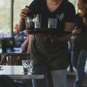 Směna bez energetického propadu: Jak v gastronomii správně jíst a pít