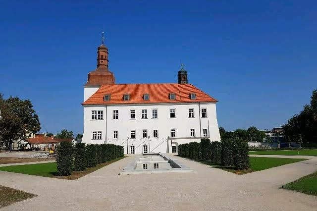 Zámek kdysi fungoval jako ekonomicko-správní centrum dolnobřežanského panství