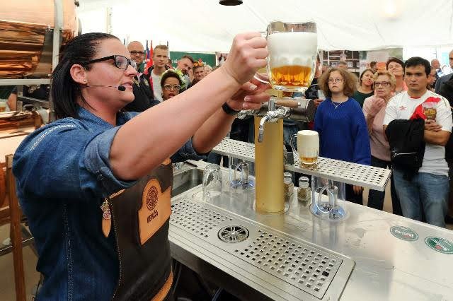 Lidé si mohli vyzkoušet školu čepování pod vedením českých i slovenských finalistů soutěže pro nejlepší výčepní Pilsner Urquell Master Bartender 