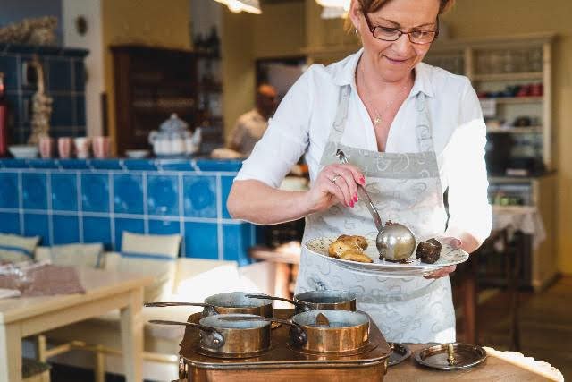 Vyhlášená restaurace Babiččina zahrada v Průhonicích je oblíbená díky poctivé domácí kuchyni, které vzdává čest české babičkovské tradici