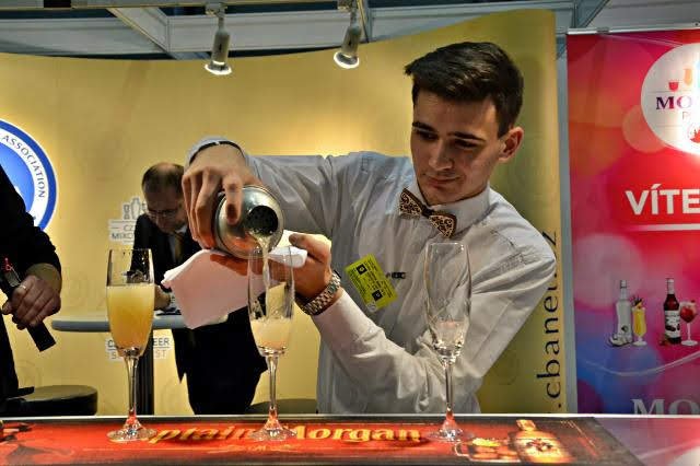 Čtvrtečního barmanského klání se zúčastnilo 24 juniorských barmanek a barmanů ze středních škol s gastronomickým zaměřením