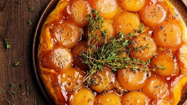 Nick Millward (Británie): Tarte Tatin with Thyme (upekla Clodagh McKenna)