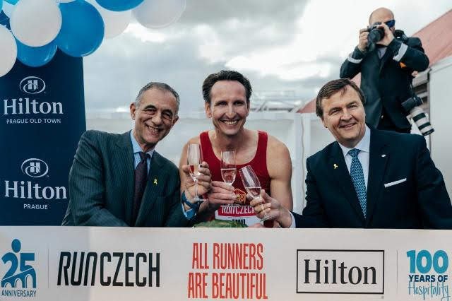 zleva Carlo Capalbo, zakladatel Prague International Marathon, dnes RunCzech; Pavel Rotrekl, který ztvárnil Emila Zátopka; Michael Specking, generální ředitel, Hilton Prague