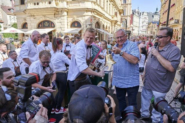 Vrchní opět prchali karlovarskou kolonádou