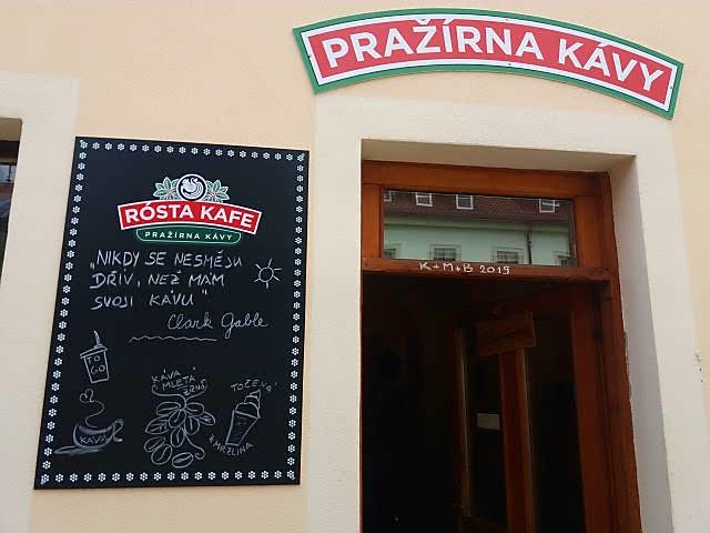 Stojí za to zajít do Rósta kafe v Kašperských horách kdykoli je možnost.