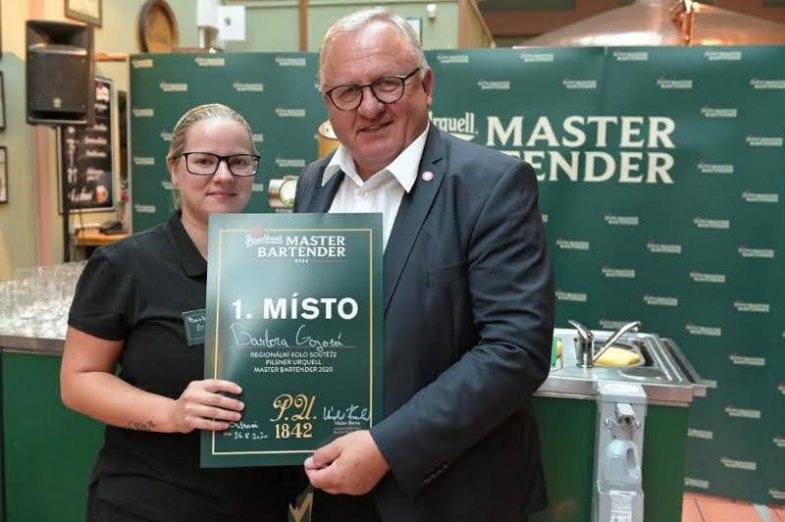 Barbora Gojová z ostravské Kozlovny u Ježka s emeritním vrchním sládkem Plzeňského Prazdroje Václavem Berkou