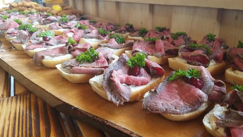 Roastbeef, křenová majonéza, brusinková redukce od Jirky Matějky