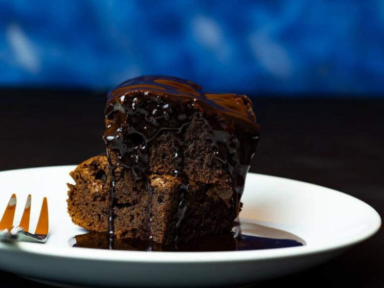 Cokoladové brownie s uzenou solí, čokoladová omáčka s rozmarynem a chipotle