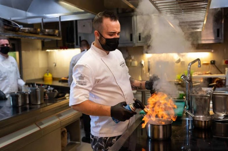 Ústředními postavami kampaně jsou skuteční představitelé pěti konkrétních gastronomických podniků, jež vaří jídla na rozvoz nebo mají výdejové okénko: Hladinka Kladno, Pizza Nostra Mladá Boleslav, Náš hostinec Poděbrady, Štěrba Praha a Aromi Praha