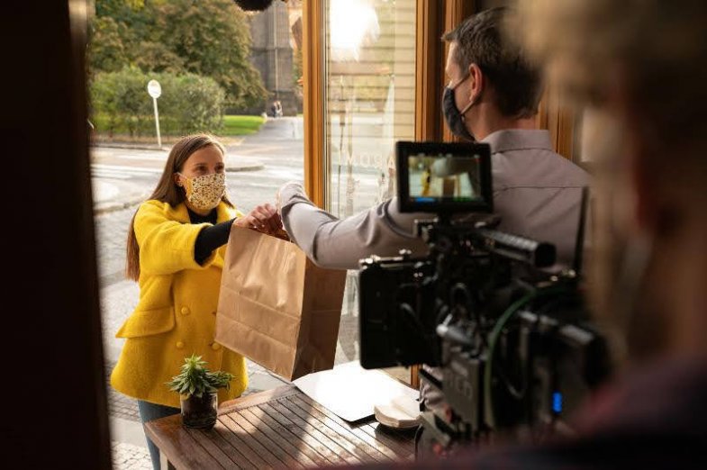 Ústředními postavami kampaně jsou skuteční představitelé pěti konkrétních gastronomických podniků, jež vaří jídla na rozvoz nebo mají výdejové okénko: Hladinka Kladno, Pizza Nostra Mladá Boleslav, Náš hostinec Poděbrady, Štěrba Praha a Aromi Praha