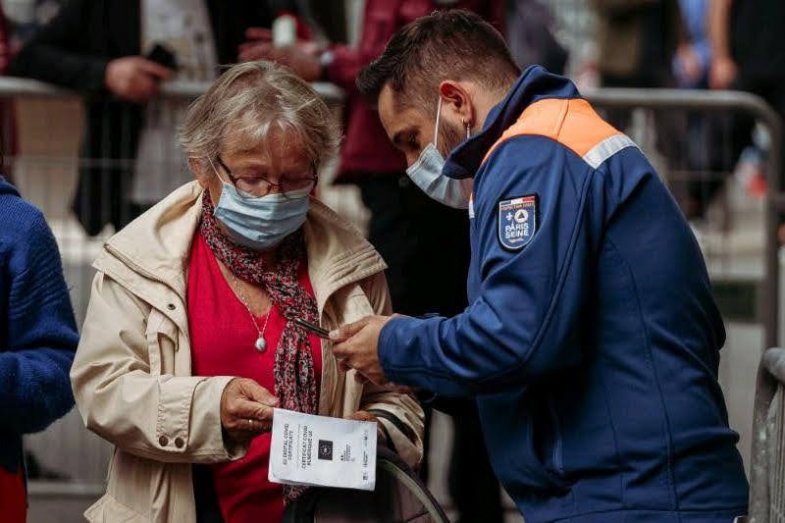 Covid pasy jsou ve Francii ode dneška povinné i pro personál