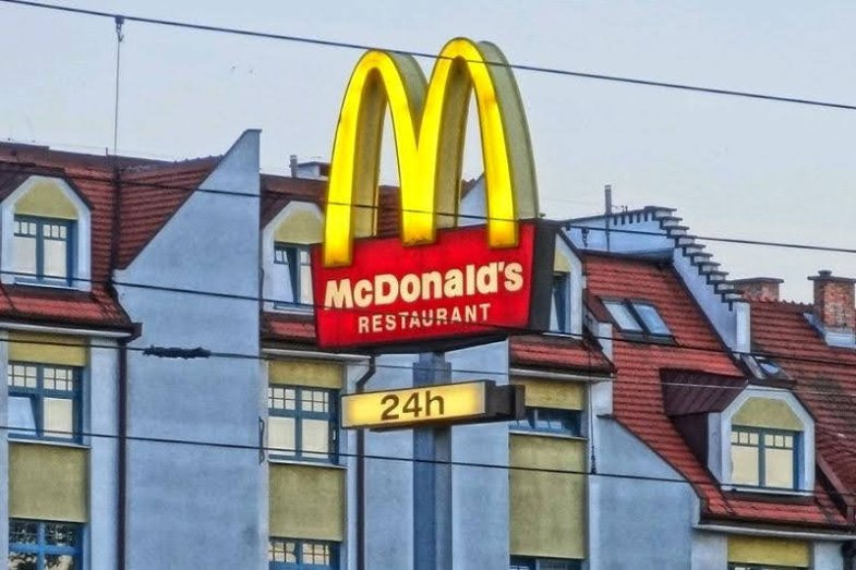 Francie zakázala fast foodům jednorázové nádobí