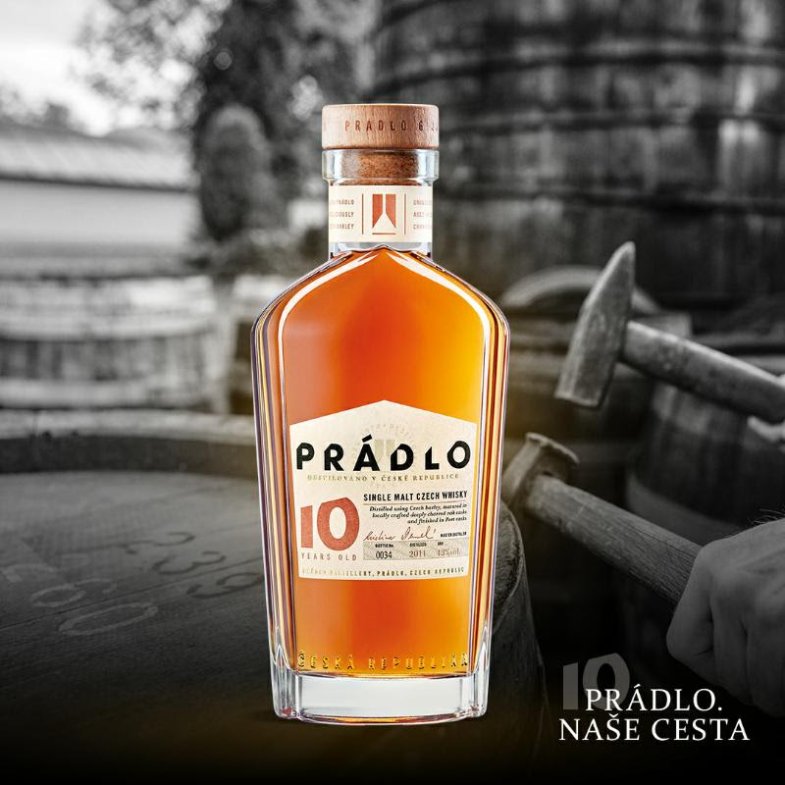 Prádlo je česká single malt whisky vyrobená s důrazem na lokálnost, poctivou řemeslnou práci a osvědčené postupy.