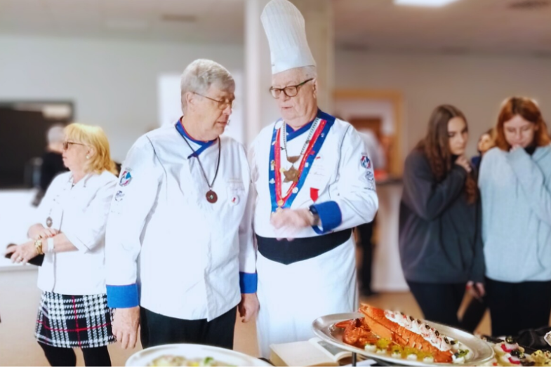 Anebo navštívit spousty kamarádů, třeba u Staré gardy Asociace kuchařů a cukrářů ČR. Pánové Šula a Eichner.