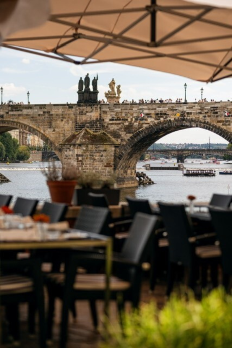 Restaurace BRICK’S na břehu Vltavy na Malé Straně je vyhledávaným místem vysoké gastronomie šéfkuchaře Pavla Sapíka, foto Restaurace BRICK'S