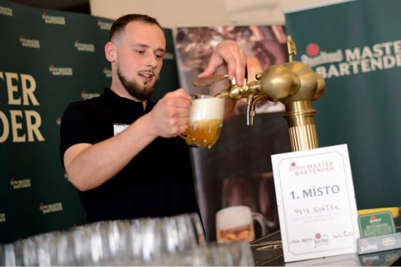 Finále 19. ročníku prestižní soutěže těch nejlepších výčepních Pilsner Urquell Master Bartender letos probíhá ve dvou dnech - 3. dubna v areálu plzeňského pivovaru a 4. dubna v Praze. Soutěž letos přináší historickou novinku – poprvé bude celý druhý finálový den, včetně vyhlášení vítěze, otevřen i pro širokou veřejnost, a to v rámci Makro Czech Gastro Festivalu, který proběhne v pražské O2 universum. Návštěvníci tak na vlastní oči uvidí, kdo se stane nejlepším výčepním roku 2025, a ochutnají dokonale načepovaný plzeňský ležák. Soutěž Pilsner Urquell Master Bartender již od roku 2006 podporuje rozvoj české pivní kultury a zvyšuje prestiž výčepního řemesla. Jejím hlavním cílem je vzdělávání výčepních, kteří svým hostům zprostředkovávají komplexní zážitek z plzeňského ležáku – od příjmu piva do restaurace a péče o celé pivní hospodářství, péče o pivní sklo, správné čepování až po servírování. “V pivovaru dbáme na to, aby chuť plzeňského ležáku byla stále stejná. Tak, jak ji mají lidé rádi. Proto je ale důležité, aby se o pivo dobře postarali i výčepní v hospodách. A mám radost, že těch nejlepších každoročně přibývá, což ukazuje i rostoucí zájem o soutěž Master Bartender. Ale ani pro ty nejepší to není snadné. Účastníci musí umět mnohem víc než jen správně čepovat pivo – musí prokázat znalosti o vaření piva, o historii plzeňského ležáku i schopnost rozeznávat chuť různých pivních stylů. Vrcholem soutěže je pak čepování včetně precizní přípravy pivního skla v náročné soutěžní atmosféře,” říká Václav Berka, emeritní vrchní sládek Plzeňského Prazdroje. Cesta do finále Soutěž probíhá ve třech kvalifikačních kolech. První fáze zahrnuje online vědomostní test, účastníci prokazují znalosti pivovarnictví, péče o pivo a historie značky Pilsner Urquell. Následuje mystery shopping v hospodách, kde výčepní pracují, při kterém je hodnocena nejen kvalita čepovaného piva, ale i vystupování a profesionalita výčepních. Třetí kolo je věnované prezentačním dovednostem, soutěžící prostřednictví videa představují sebe i své provozovny. Do finále se nakonec probojuje 20 nejlepší z Česka a 10 ze Slovenska. Letos se do soutěže příhlásilo rekordních 706 výčřepních z obou zemí (497 z ČR a 209 ze SR). “Konkurecne výčepních je každoročně velmi vysoká a účastníci jsou opravdu profíci. Do finále vybíráme ty nejlepší z nejlepších, kteří se letos utkají o titul nejen v našem pivovaru v Plzni, ale díky spolupráci s Makro Czech Gastro Festivalem také v O2 universum před zraky veřejnosti. Poprvé v historii tak budou mít lidé šanci vidět naživo finálové klání i samotné vyhlášení vítězů. Věřím, že přijdou výčepní podpořit,” dodává Vojtěch Homolka, vrchní obchodní sládek Plzeňského Prazdroje. Finále poprvé před veřejností První finálový den proběhl v areálu Plzeňského Prazdroje. Soutěžící byli hodnoceni při disciplínách zahrnujících čepování piva i nalévání z lahve. Důraz byl kladen na techniku, vzhled a servírování piva. Porota složená ze sládků a dalších pivovarských odborníků prověřila také znalosti účastníků o pivu i jejich prezentační dovednosti. Druhý den, 4. dubna, se soutěž přesunuje do Prahy. V rámci první disciplíny proti sobě stanou vždy tři výčepní a budou čepovat pivo na čas. Porotci však nebudou pouze hodnotit rychlost, ale pečlivě ohodnotí i vzhled načepovaných piv. Při druhé disciplíně se prověřují lektorské dovednosti výčepních – budoucí úlohou těchto Masterů Bartenderů není totiž jen čepování piva, ale také vzdělávání dalších výčepních. Součástí tak bude spolupráce s publikem, které budou učit správně čepovat pivo. Na závěr druhého finálového dne před zraky veřejnost dojde k vyhlášení výsledků. Vítěz získá šek na symbolických 1842 EUR a putovní trofej na jeden rok a bude reprezentovat značku na různých společenských akcích. Redakce GastroJobs.cz, zdroj, fotografie: Plzeňský Prazdroj, a.s.