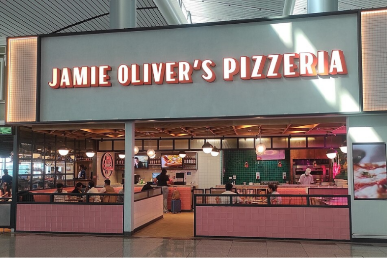 Jamie Oliver's Pizzeria at Rajiv Gandhi International Airport, Hyderabad, India, zdroj: Wikipedia Commons, autor: KnowDeath, licence: CC BY-SA 4.0.png Jamie Oliver's Pizzeria at Rajiv Gandhi International Airport, Hyderabad, India, zdroj: Wikipedia Commons, autor: KnowDeath, licence: CC BY-SA 4.0