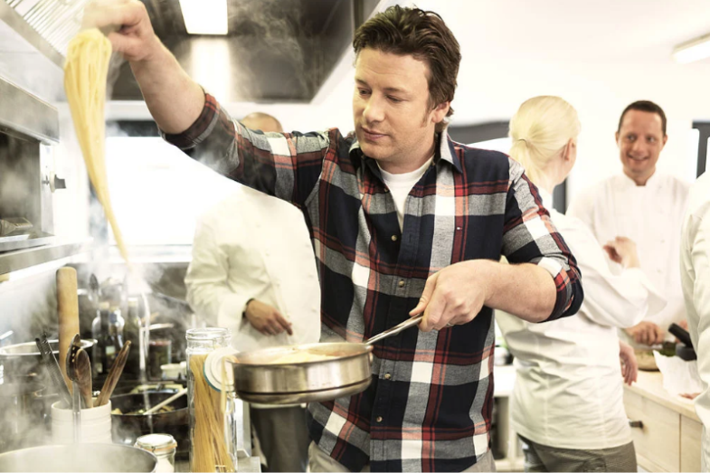 Jamie Oliver Cooking at Scandic, foto: Wikipedia Commons, autor: Scadic Hotels, licence CC BY 4.0.png.png Jamie Oliver Cooking at Scandic, foto: Wikipedia Commons, autor: Scadic Hotels, licence CC BY 4.0
